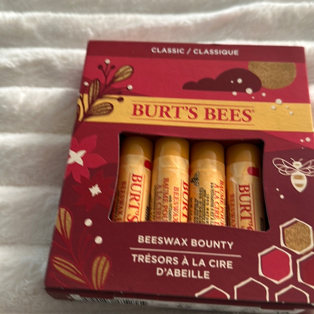 BURT’S BEES BEESWAX BOUNTY LIP BALMS (4). BEESWAX, VITAMIN E AND PEPPERMINT.